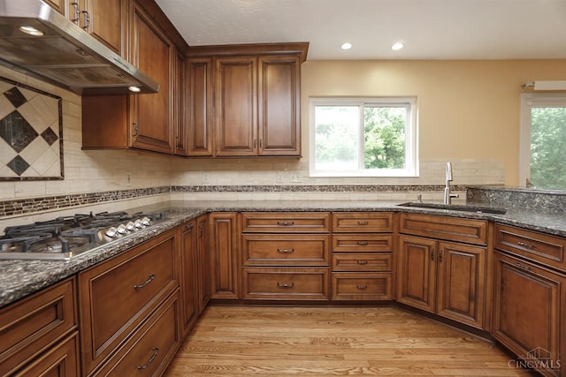 3779 Windyhollow Way, Mason, OH 45040 - kitchen with under cabinet range hood, stainless steel gas stovetop, tasteful backsplash, dark stone countertops, and recessed lighting