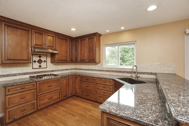 3779 Windyhollow Way, Mason, OH 45040 - kitchen featuring stainless steel gas cooktop, dark stone countertops, under cabinet range hood, tasteful backsplash, and recessed lighting