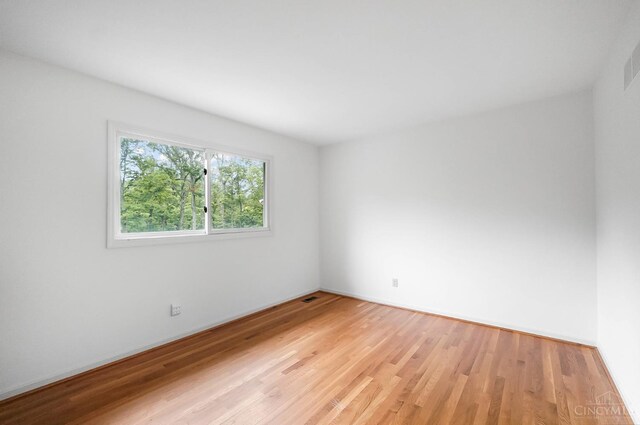 3057 Fox Den Ln, Anderson Twp, OH 45244 - unfurnished room featuring light wood-style flooring and baseboards