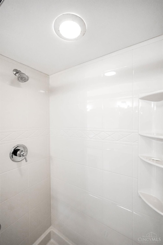 3057 Fox Den Ln, Anderson Twp, OH 45244 - bathroom with tiled shower