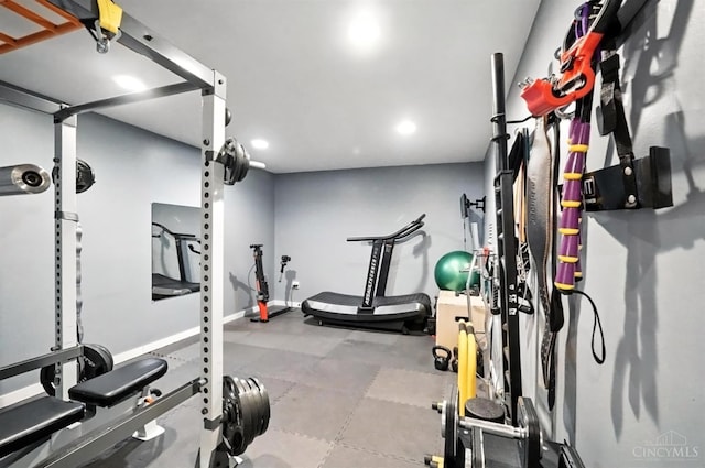 10285 Plantation Pointe Dr, Symmes Twp, OH 45140 - exercise room featuring recessed lighting and baseboards