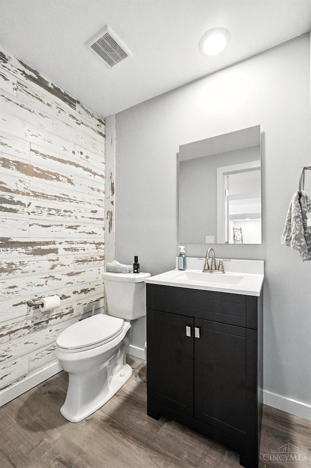 10285 Plantation Pointe Dr, Symmes Twp, OH 45140 - bathroom with an accent wall, wood finished floors, vanity, and wallpapered walls