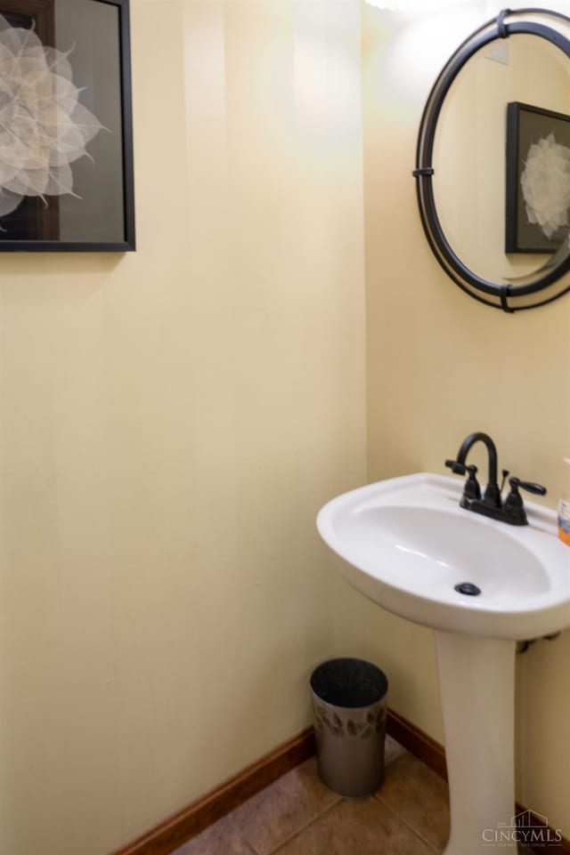 1662 W Kemper Rd, Springfield Twp, OH 45240 - bathroom featuring tile patterned flooring and baseboards