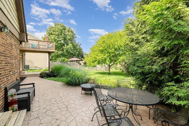 501 Tara Oaks Dr, Middletown, OH 45042 - view of patio with outdoor dining area