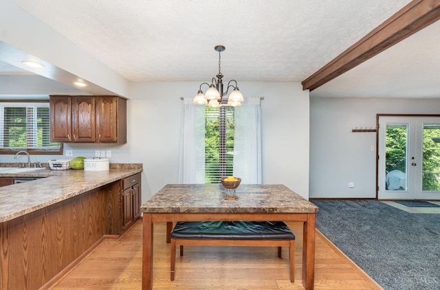 501 Tara Oaks Dr, Middletown, OH 45042 - kitchen featuring plenty of natural light, a chandelier, light wood-style flooring, hanging light fixtures, and a textured ceiling