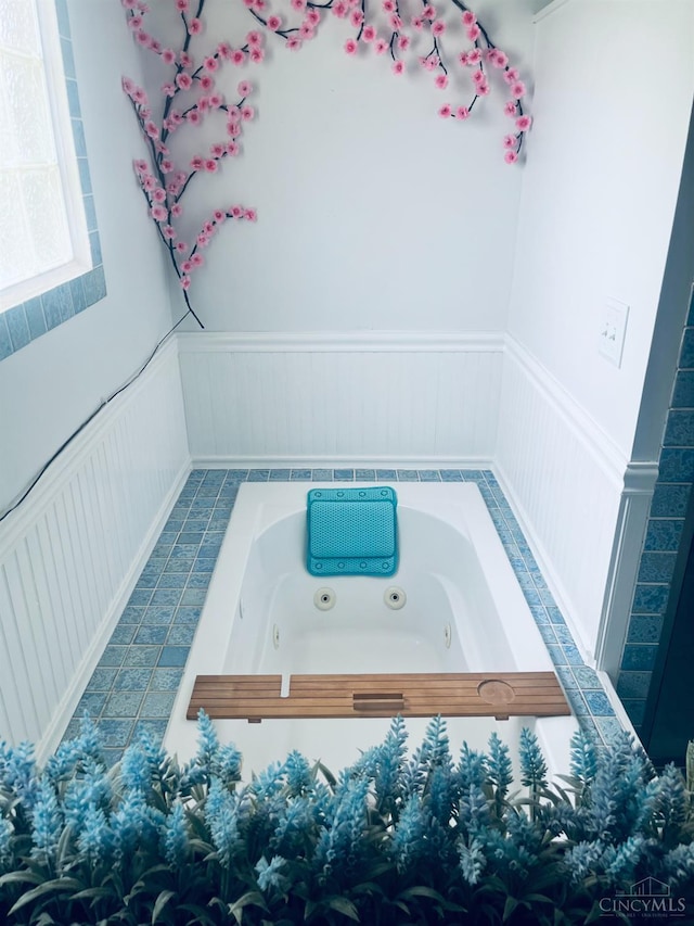 501 Tara Oaks Dr, Middletown, OH 45042 - bathroom with a whirlpool tub and wainscoting