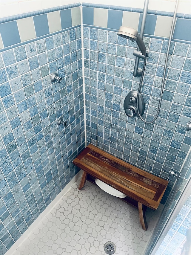 501 Tara Oaks Dr, Middletown, OH 45042 - bathroom featuring a tile shower and tile patterned flooring