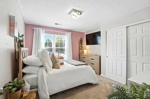 4870 Highland Oaks Dr, Green Twp, OH 45248 - bedroom with light carpet, a closet, and a textured ceiling