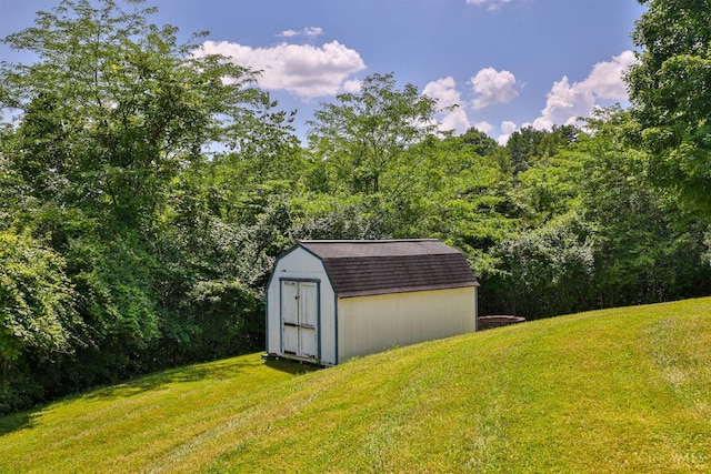 2487 Haddock Dr, Lawrenceburg, IN 47025 - view of grassy yard featuring a storage shed and a wooded view