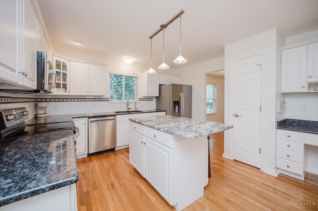 5815 Running Fox Ln, Mason, OH 45040 - kitchen featuring stainless steel appliances, backsplash, light wood-style floors, white cabinets, and pendant lighting