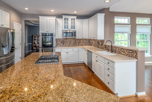 3773 Top Flite Ln, Mason, OH 45040 - kitchen featuring stainless steel appliances, a peninsula, backsplash, dark wood-style flooring, and recessed lighting