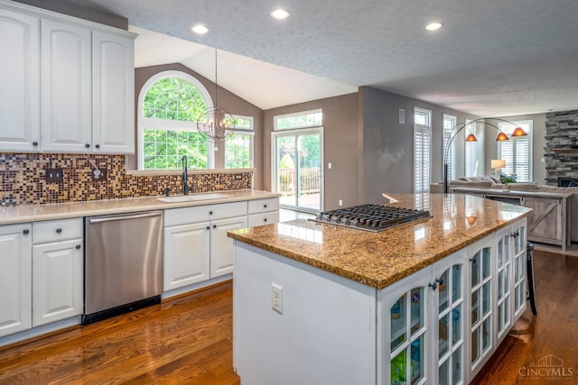 3773 Top Flite Ln, Mason, OH 45040 - kitchen featuring appliances with stainless steel finishes, dark wood finished floors, lofted ceiling, a center island, and white cabinetry