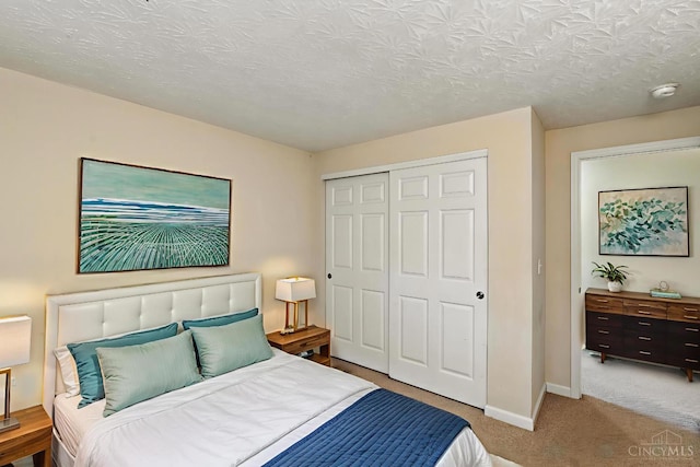 1123 Elk Run, Hamilton Twp, OH 45039 - bedroom with a closet, carpet, and a textured ceiling