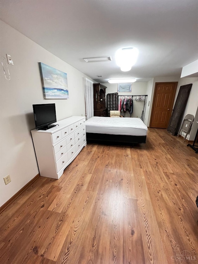 420 Lake Shore Dr, Lebanon, OH 45036 - bedroom featuring light wood-style floors