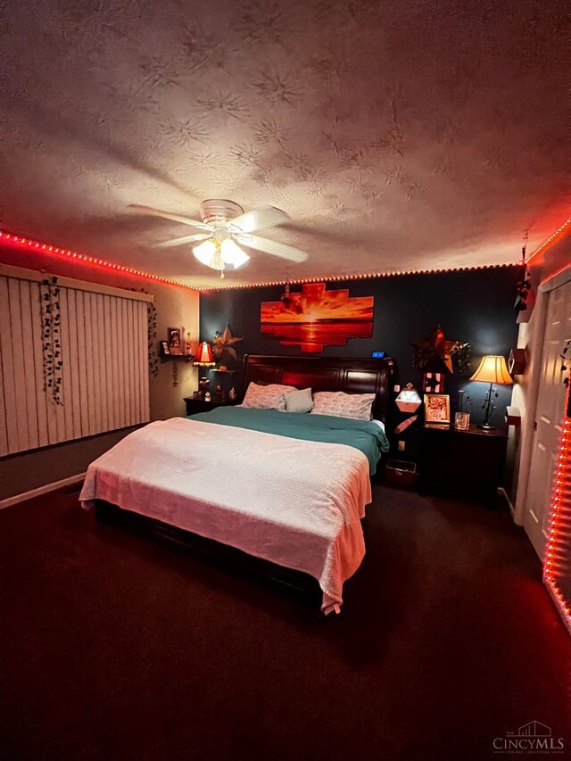 420 Lake Shore Dr, Lebanon, OH 45036 - carpeted bedroom featuring a textured ceiling and ceiling fan