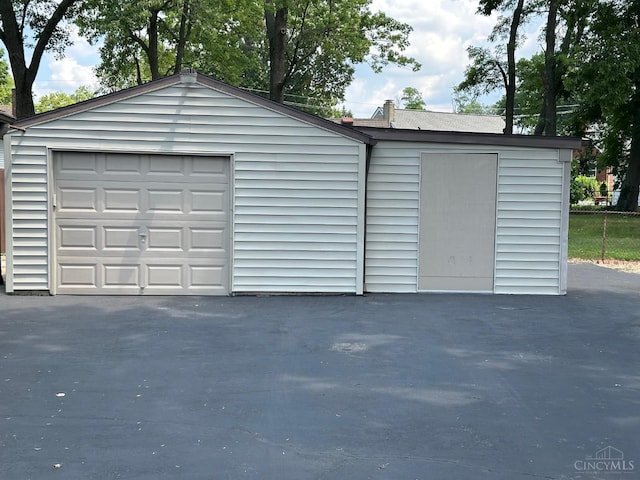 4068 Glenbar Ct, Sycamore Twp, OH 45236 - garage with asphalt driveway