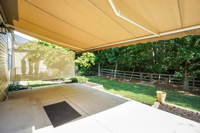 688 Humock Ct, Hamilton Twp, OH 45039 - fenced backyard with a patio