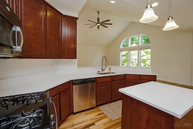 688 Humock Ct, Hamilton Twp, OH 45039 - kitchen with stainless steel appliances, light wood-style floors, a peninsula, ceiling fan, and lofted ceiling