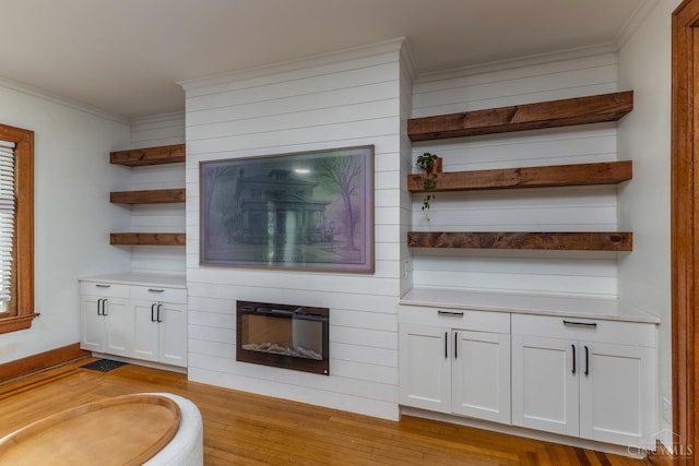 521 S Main St, Franklin, OH 45005 - living room with crown molding, light wood finished floors, and a fireplace