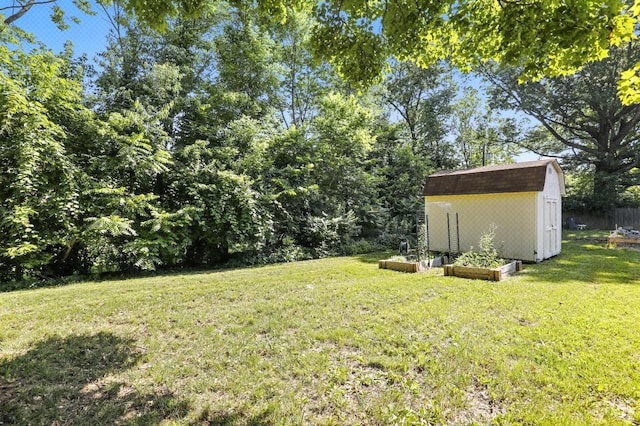 1006 Harbury Dr, Springfield Twp, OH 45224 - view of grassy yard featuring a storage shed