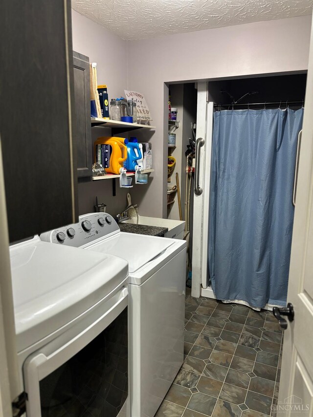 742 Miami Way Dr, Hamilton, OH 45013 - washroom with washing machine and dryer and a textured ceiling