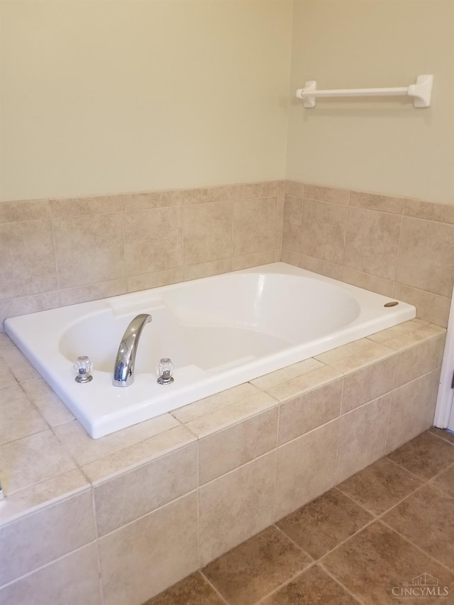 7693 Misty Springs Ct, Deerfield Twp, OH 45040 - bathroom featuring a garden tub