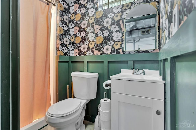 2783 Losantiridge Ave, Columbia Twp, OH 45213 - bathroom featuring wallpapered walls, vanity, and a shower with curtain