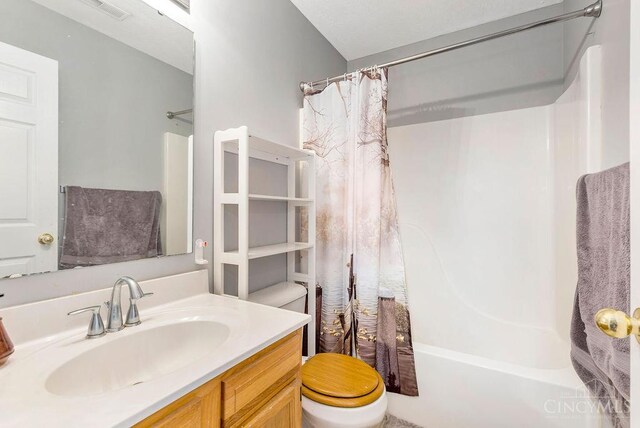 6706 Bedington Ln, Morrow, OH 45152 - full bath featuring shower / bath combo with shower curtain and vanity