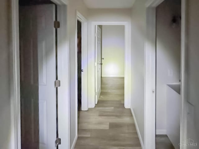 1048 S James Rd, Columbus, OH 43227 - corridor featuring wood finished floors and baseboards