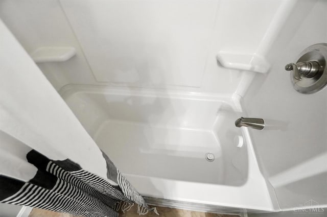 7981 Oakbridge Way, Green Twp, OH 45248 - full bath featuring bathing tub / shower combination