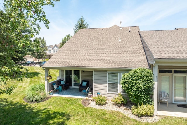 4247 Fieldsedge Dr, Mason, OH 45040 - rear view of house with a shingled roof and a yard