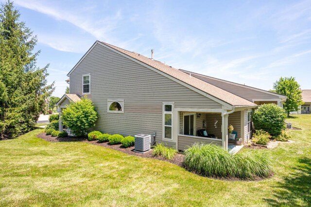 4247 Fieldsedge Dr, Mason, OH 45040 - back of property featuring a lawn and roof with shingles