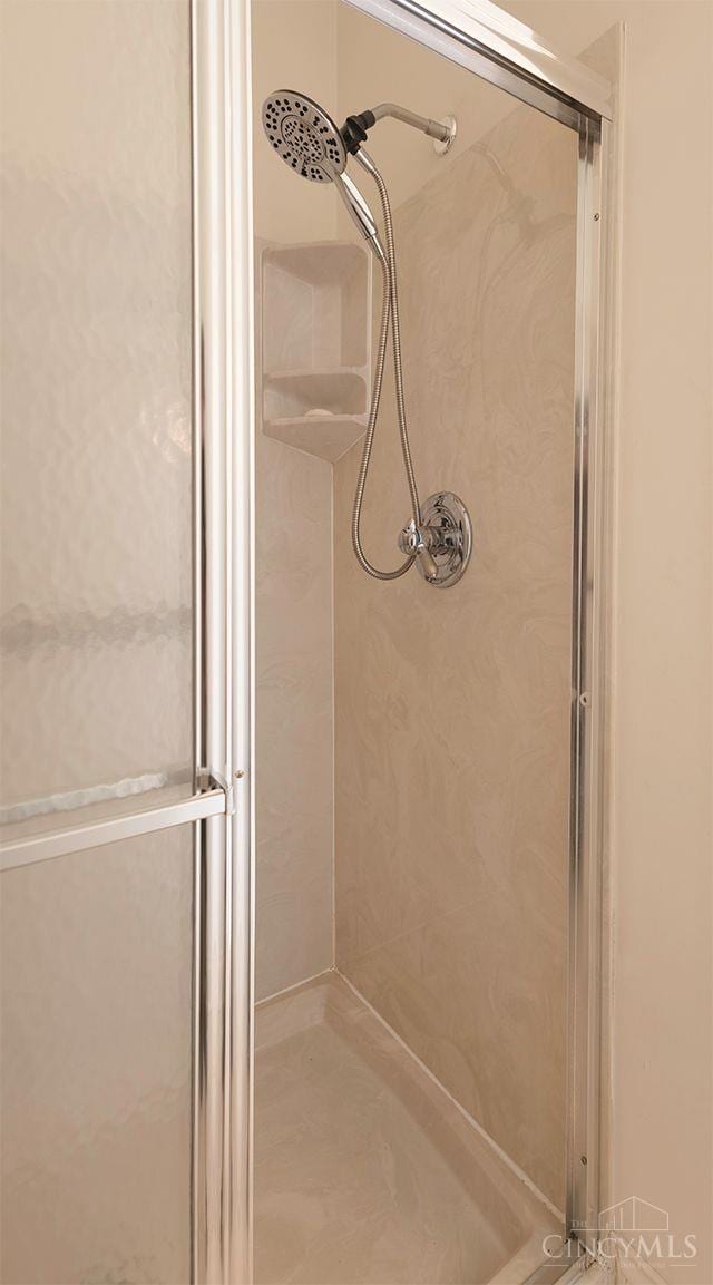 3893 Jocelyn Dr, Fairfield Twp, OH 45011 - bathroom with a shower stall