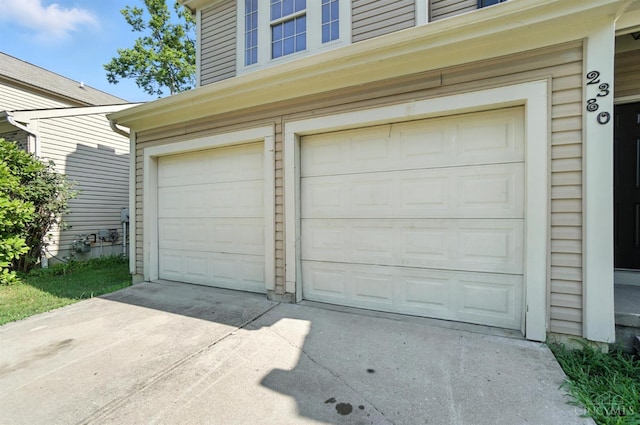 2380 Oaktree Pl, Cincinnati, OH 45238 - garage with driveway