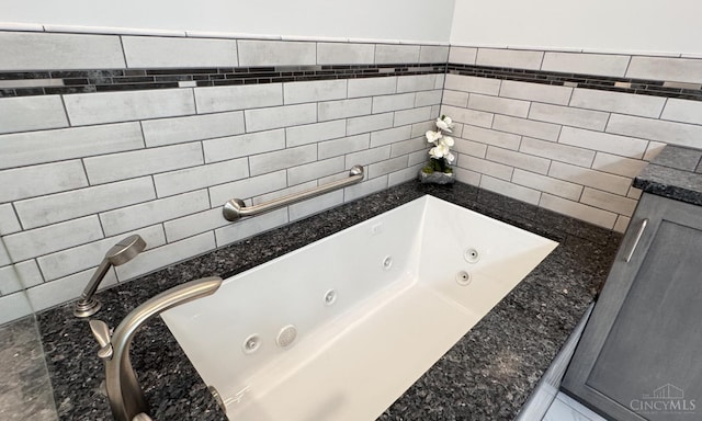 7102 Lookout Ct, Liberty Twp, OH 45011 - full bath featuring a jetted tub