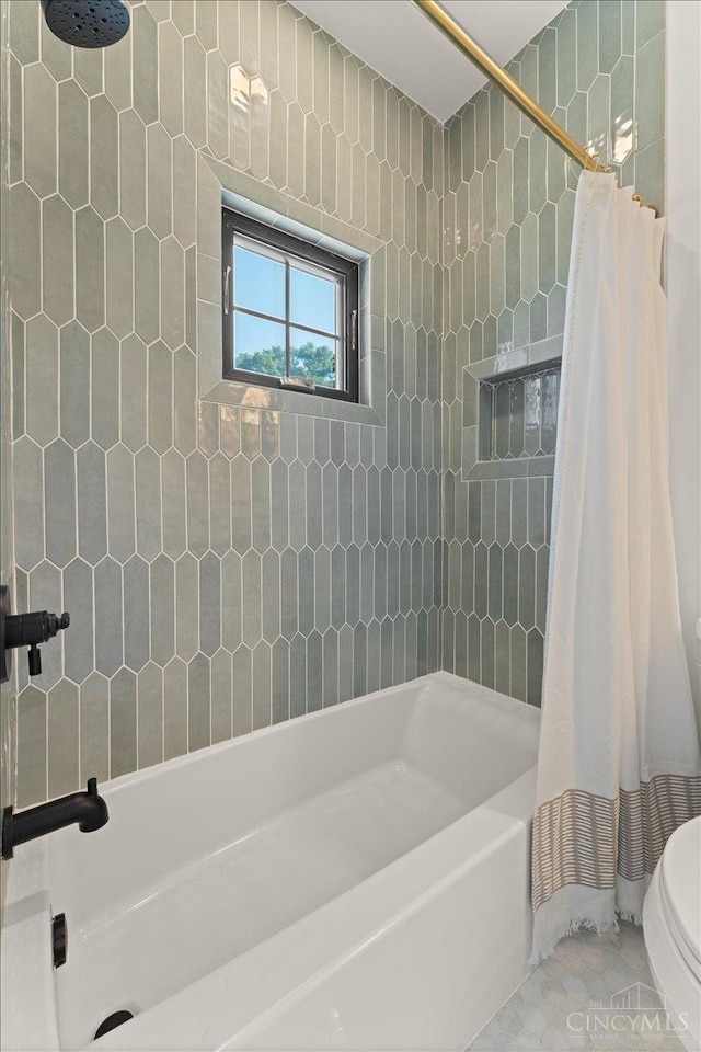 963 Windsor St, Cincinnati, OH 45206 - full bath featuring shower / tub combo and toilet
