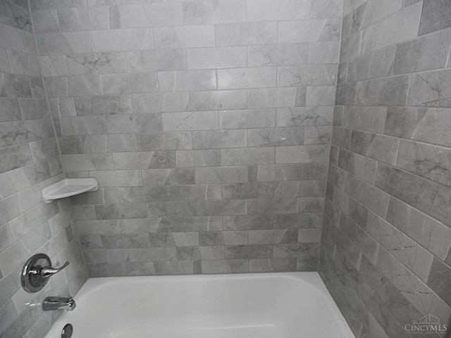 3527 Reemelin Rd, Green Twp, OH 45211 - bathroom featuring bathing tub / shower combination
