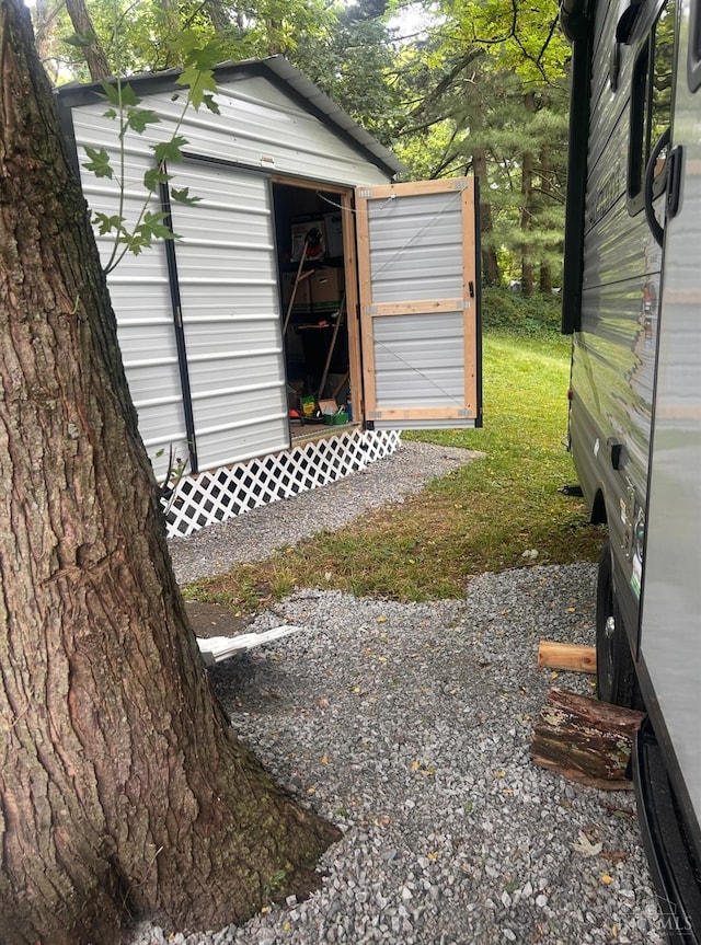 8608 Long Ln, Springfield Twp, OH 45231 - view of yard with a shed