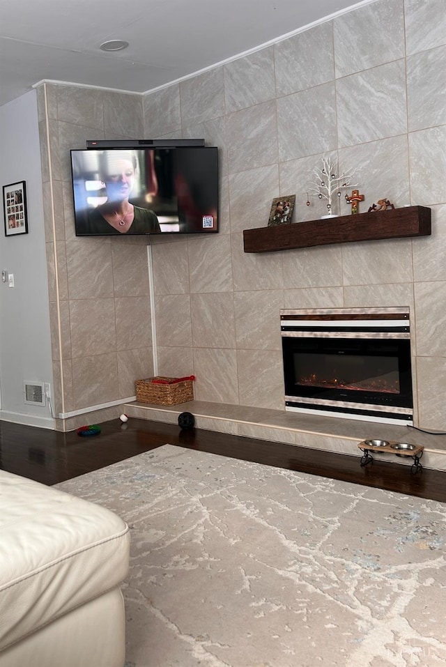 8608 Long Ln, Springfield Twp, OH 45231 - living room featuring a glass covered fireplace and baseboards