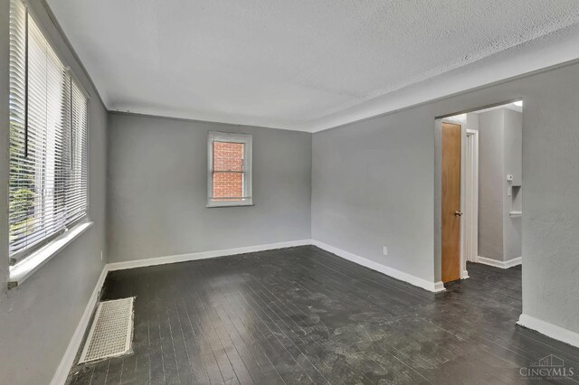 146 Glenridge Pl, Cincinnati, OH 45217 - empty room featuring hardwood / wood-style floors and a textured ceiling