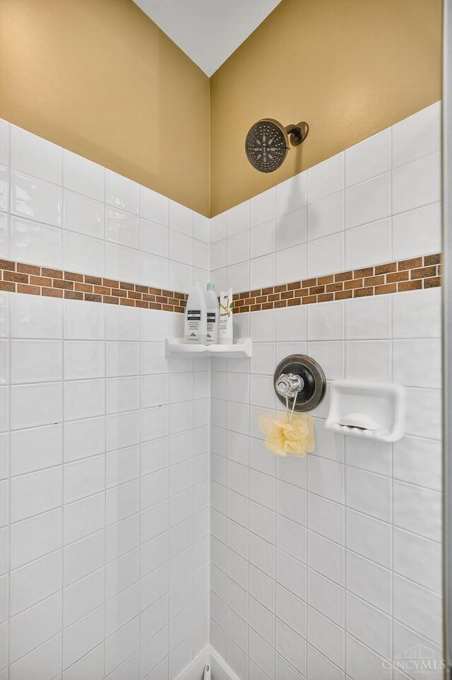 8069 Green Lake Dr, Liberty Twp, OH 45044 - bathroom featuring a tile shower