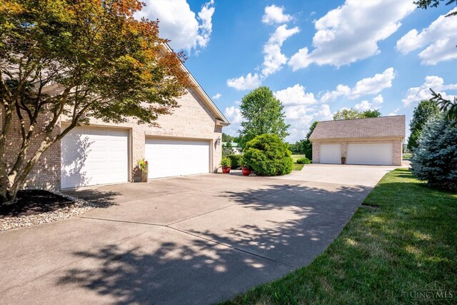 8069 Green Lake Dr, Liberty Twp, OH 45044 - view of garage