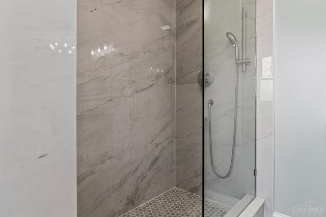 4150 Paddock Rd, Cincinnati, OH 45229 - bathroom with tiled shower