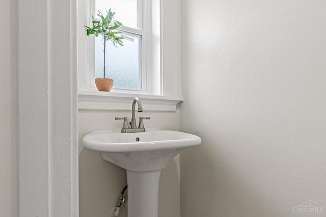 4150 Paddock Rd, Cincinnati, OH 45229 - bathroom with a sink