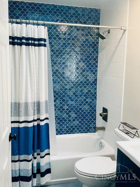 2201 Candlemaker Dr, Anderson Twp, OH 45244 - full bath featuring shower / tub combo with curtain and vanity
