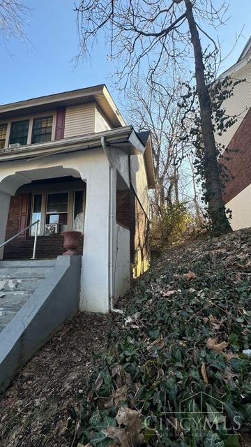 17 Clinton Springs Ln, Cincinnati, OH 45217 - view of property exterior featuring a porch