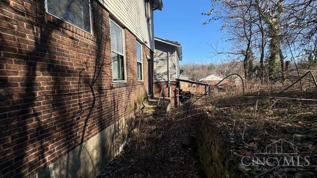 17 Clinton Springs Ln, Cincinnati, OH 45217 - view of side of property with brick siding