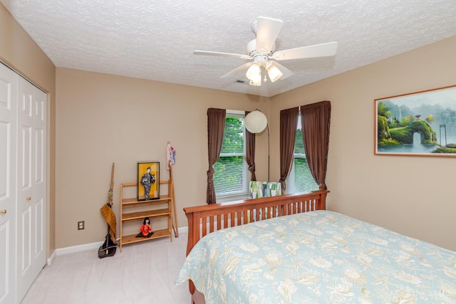 2220 Sulky Ct, Beavercreek Twp, OH 45434 - bedroom with light colored carpet, a closet, a textured ceiling, and a ceiling fan