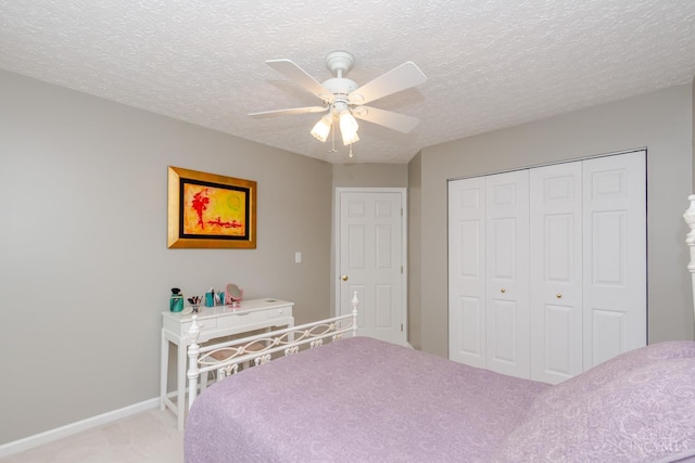 2220 Sulky Ct, Beavercreek Twp, OH 45434 - bedroom featuring light colored carpet, a closet, a textured ceiling, and a ceiling fan