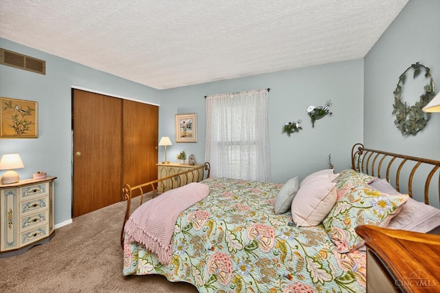5613 Williamsburg Way, Fairfield, OH 45014 - carpeted bedroom featuring a closet and a textured ceiling